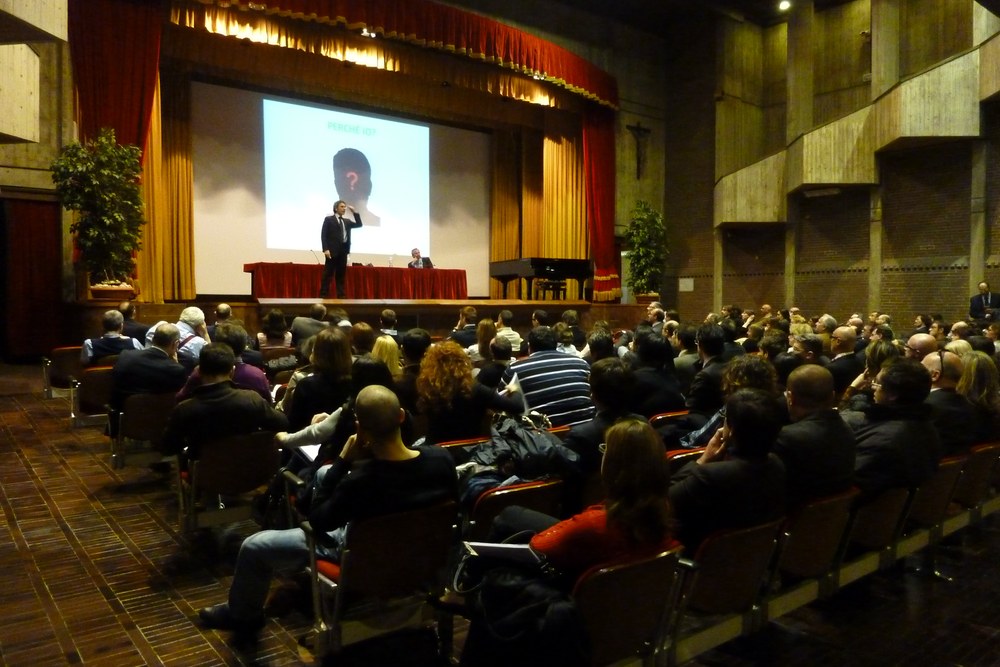 Federico Olivati sul palco di un auditorium gremito, durante un intervento di public speaking