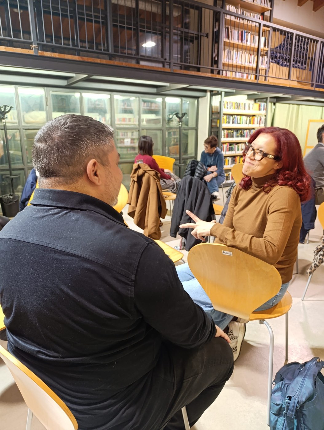 Due partecipanti si confrontano a quattr'occhi durante l'esercitazione
